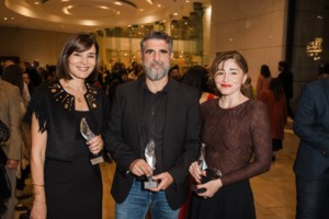 Μπρέμπου - Χωμενίδης: Βραδινή εμφάνιση σε θεατρική πρεμιέρα - Το βελούδινο σακάκι της ηθοποιού