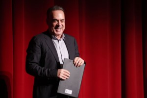 Φόρεσε βέρα στο δεξί ως σεβαλιέ ο Φώτης Σεργουλόπουλος: Η πρώτη εμφάνιση μετά τον γάμο του - εικόνα 6