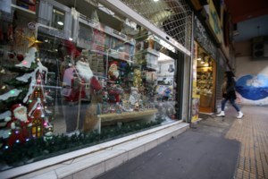 Δώρο Χριστουγέννων: Σε ποιους μειώνεται κατά 9% λόγω αναστολών και σε ποιους αυξάνεται κατά 12% [παραδείγματα] - εικόνα 2