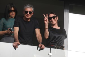 Νίκος Ευαγγελάτος: Η τούρτα έκπληξη για τα γενέθλιά του και το τρυφερό φιλί της Τατιάνας Στεφανίδου [Βίντεο]