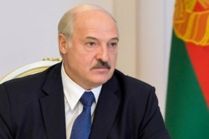 Απίστευτη ειρωνεία Λουκασένκο: Κόβει ξύλα μπροστά στην κάμερα "για να μην πεθάνουν οι Ευρωπαίοι από το κρύο" [βίντεο]