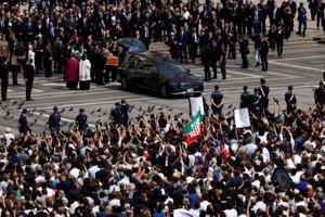 Σίλβιο Μπερλουσκόνι: Απαρηγόρητη η 32χρονη "χήρα" του - Συντετριμμένα τα παιδιά του στο τελευταίο αντίο [Εικόνες]