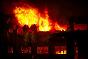 Κορωπί: Κάηκε ολοσχερώς το εργοστάσιο της "Καραμολέγκος" - "Ευτυχώς δεν ήταν κανείς μέσα, πρόλαβαν να βγουν" είπε ο ιδιοκτήτης [εικόνες-βίντεο] - εικόνα 8