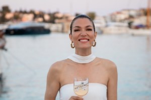 Αγνώριστη η Μαρίνα Βερνίκου: Η σπάνια εμφάνιση με τα φυσικά σγουρά μαλλιά της - Στιλάτη και χαλαρή στη Μύκονο - εικόνα 6