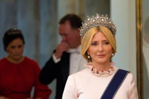 Η Μαρί Σαντάλ δείχνει το ιδανικό διαχρονικό ντύσιμο για βάφτιση: Το tweed φόρεμα και οι πέρλες στον λαιμό - εικόνα 9