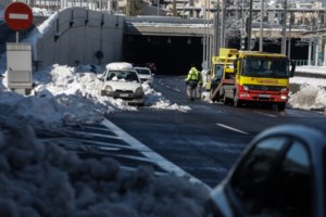 Συγκινεί ο αστυνομικός που απεγκλώβισε το κοριτσάκι στην Αττική οδό: "Ένιωσα να κουβαλάω το δικό μου παιδί" [Εικόνες - Βίντεο] - εικόνα 2
