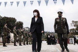 Όταν η Πρόεδρος έβγαλε τις γόβες της: Τα casual παπούτσια της Σακελλαροπούλου και τα άδικα σχόλια