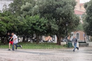 ΕΜΥ - Εκτακτο δελτίο: Βροχές, μπόρες και χαλάζι μέχρι το Σάββατο το βράδυ- Ρεκόρ κεραυνών