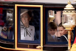 Ο άτακτος πρίγκιπας Λούις έκλεψε πάλι την παράσταση - Οι γκριμάτσες, οι αταξίες και ο χορός που έγινε viral [εικόνες-βίντεο] - εικόνα 3