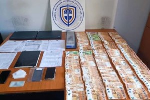 Απατεώνας αστυνομικός που περιπολούσε γύρω από το Μαξίμου, εξαπατούσε τα θύματά του μέσω εξωδικαστικού