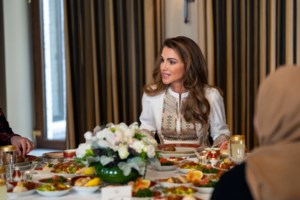 Γενέθλια με σούσι για τη βασίλισσα Ράνια: Τo γεύμα σε ιαπωνικό εστιατόριο, το κομψό outfit και η απίστευτη ηλικία της - εικόνα 11