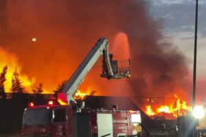 Φωτιά στο Μενίδι: Σηκώθηκαν δύο ελικόπτερα, μήνυμα από το 112