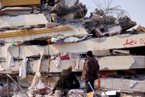 Φονικός σεισμός στην Τουρκία: Θαύμα την 129η ώρα - Πενταμελής οικογένεια βγήκε ζωντανή από τα ερείπια [βίντεο] - εικόνα 2