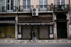 Καλοκαιρινές διακοπές: Σωτήρια η μια δόση της Johnson για τους νεαρούς Βρετανούς - "Ένα τρύπημα και...πηγαίνετε Ίμπίζα"