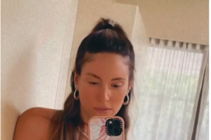 Δανάη Μπάρκα: Ποζάρει με ασημί ολόσωμο μαγιό και φόντο τη θάλασσα [Εικόνα] - εικόνα 2