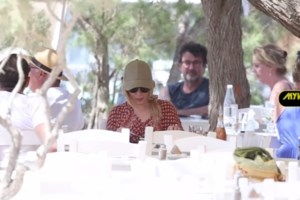 Κάιλι Μινόγκ: "Μου αρέσουν όλα στην Ελλάδα" - Aποθεώθηκε στη συναυλία στην Πλατεία Νερού [βίντεο] - εικόνα 2