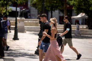 Οπου φύγει φύγει οι αδειούχοι: Τεράστιες ουρές στο λιμάνι του Πειραιά [εικόνες] - εικόνα 4