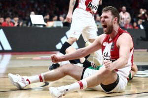 Στα "χαρακώματα" Ολυμπιακός και Παναθηναϊκός: Ο Αταμάν πικάρει τον Μπαρτζώκα - Οι Πειραιώτες καταγγέλλουν τον Ναν