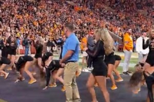 Viral ο απίθανος οδηγός λεωφορείου στη Ρόδο που χορεύει με μουσική στη διαπασών [βίντεο]