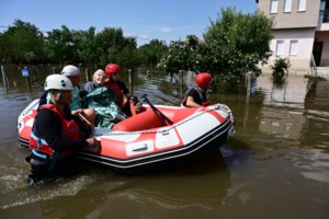 Τρίκαλα: O Μητροπολίτης ευλόγησε τους πλημμυροπαθείς πάνω σε μια καρότσα τρακτέρ [βίντεο] - εικόνα 4