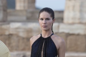 Ευγενία Νιάρχου: Με crop top και αέρινη παντελόνα στην πανέμορφη Σίκινο - Οι φωτογραφίες με τη θέα που κόβει την ανάσα - εικόνα 7