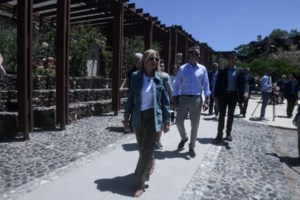 Με φόντο το ηλιοβασίλεμα της Σαντορίνης το μήνυμα του Πρωθυπουργού για το άνοιγμα του ελληνικού τουρισμού [Εικόνες] - εικόνα 4