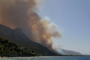 Διακοπή κυκλοφορίας στην παλαιά εθνική οδό Πατρών – Μαίνεται φωτιά στο Δερβενάκι, σταματούν τα τρένα