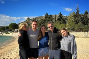 Χανιά: Το καφεδάκι του Κυριάκου Μητσοτάκη με τα παιδιά του και τα καλιτσούνια στην 115 ΠΜ - εικόνα 6