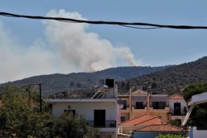 Μεγάλη φωτιά στις Κεχριές Κορινθίας: Εκκενώθηκαν οικισμοί και κατασκήνωση - Πληροφορίες για καμμένα σπίτια [εικόνες - βίντεο] - εικόνα 2