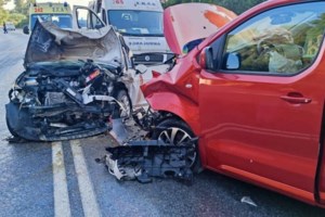 Χανιά: Άγιο είχε ζευγάρι τουριστών - "Βούτηξαν" με αυτοκίνητο σε γκρεμό και σώθηκαν [εικόνες]