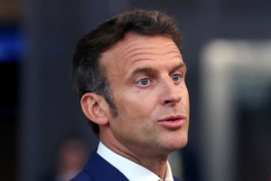 Καλλιτέχνης εξυβρίζει τον Μακρόν πάνω στη σκηνή - Λίγο πριν ο Γάλλος πρόεδρος και η Μπριζίτ εμφανιστούν στο κοινό - εικόνα 2