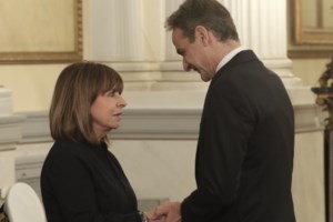 Χαμόγελα εκ δεξιών για την επιλογή Τασούλα, κυβερνητικά πυρά στο ΠΑΣΟΚ για τη μάχη του Κέντρου