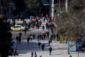 Ατέλειωτες ουρές για κορονοπάρτι σε υπόγειο κλαμπ της Αθήνας: Εως 1.000 ευρώ το τραπέζι - εικόνα 3