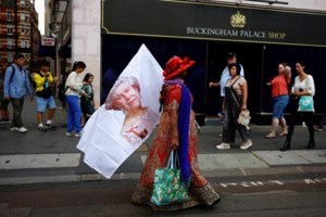 Βασιλιάς Κάρολος: Έφτασε στα Ανάκτορα του Μπάκιγχαμ με τη χαρακτηριστική Rolls-Royce - Χαιρέτησε το πλήθος [βίντεο] - εικόνα 4