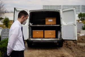 Συγκλονιστικές εικόνες: Μεγάλη Παρασκευή των καθολικών με φωτογραφίες πιστών σε άδειο ναό της Βαλένθια