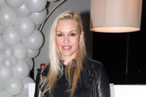 Βίκυ Κάβουρα: Έγκυος πέντε μηνών πάνω στη θεατρική σκηνή -  "Εξαφάνισε" τη φουσκωμένη κοιλιά της [Εικόνες] - εικόνα 7