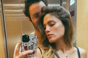 Μαίρη Συνατσάκη: Ποζάρει με μαύρο εφαρμοστό φόρεμα δίπλα στο μίνιμαλ χριστουγεννιάτικο δέντρο [εικόνα]