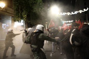 Επεισόδια στα Εξάρχεια: Επίθεση με βόμβες μολότοφ σε άνδρες των ΜΑΤ - Τρεις συλλήψεις