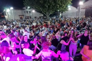 Βατόπουλος: "Κόκκινη κάρτα" στα πανηγύρια μετά τις εικόνες συνωστισμού