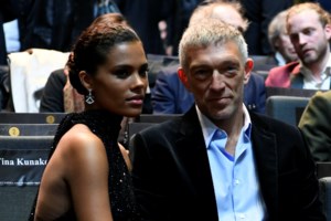 Tina Kunakey: Η γαζέλα 23χρονη σύζυγος του Βενσάν Κασέλ στην πιο εκρηκτική της εμφάνιση στη Μύκονο