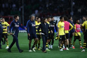 ΔΕΑΒ: Πρόστιμο 20.000 ευρώ στον Αλμέιδα για την κίνηση να πιάσει από τον λαιμό αξιωματούχο- Ίδια τιμωρία και για ΠΑΟΚ - εικόνα 2