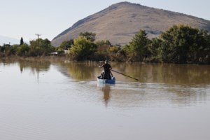 Συγκίνηση για τη γιαγιά στη Θεσσαλία που μεγαλώνει τη μικρή εγγονή της στο πλημμυρισμένο σπίτι- Η κόρη της έχει πεθάνει [βίντεο]