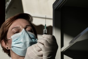 Συναγερμός σε γηροκομείο στο Μαρούσι: Στο νοσοκομείο 14 ηλικιωμένοι με κορονοϊό, αν και είχαν εμβολιαστεί - εικόνα 2