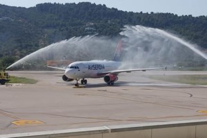 Η Ρένα Δούρου βρήκε "κιτς" την υποδοχή των τουριστών με αψίδες νερού, νταούλια και μαντινάδες