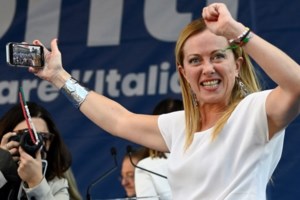 Ο γιος του προέδρου της Ουγκάντα ερωτεύτηκε τη Μελόνι: Της προσφέρει 100 αγελάδες για να τον παντρευτεί [Εικόνες] - εικόνα 2