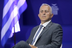 ΣΥΡΙΖΑ για Ευάγγελο Αποστολάκη: "Ντροπιαστική αποστασία - Η έδρα δεν του ανήκει"