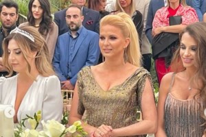 Καλεσμένη σε γάμο η Mάγδα Τσέγκου: Το ασύμμετρο φόρεμα που τόνισε τα πόδια της και ο πανύψηλος σύντροφός της - εικόνα 6