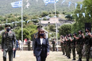 Στη Σχολή Ευελπίδων η Σακελλαροπούλου: Επέδωσε τα ξίφη σε νέους και νέες ανθυπολοχαγούς [εικόνες]