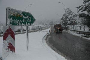 Ανατροπή φορτηγού στην Αθηνών - Λαμίας - Πως έχασε τον έλεγχο ο οδηγός [εικόνες - βίντεο]