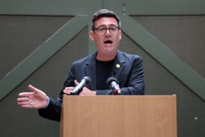Ο Μπέρναμ έπεσε σε "παγίδα": Αντάλλαξε μηνύματα με απατεώνα που παρίστανε κορυφαίο συνεργάτη του Τραμπ